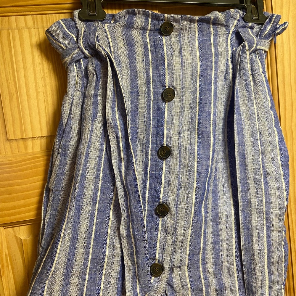 H&M super cute paper bag skirt, never worn size 6